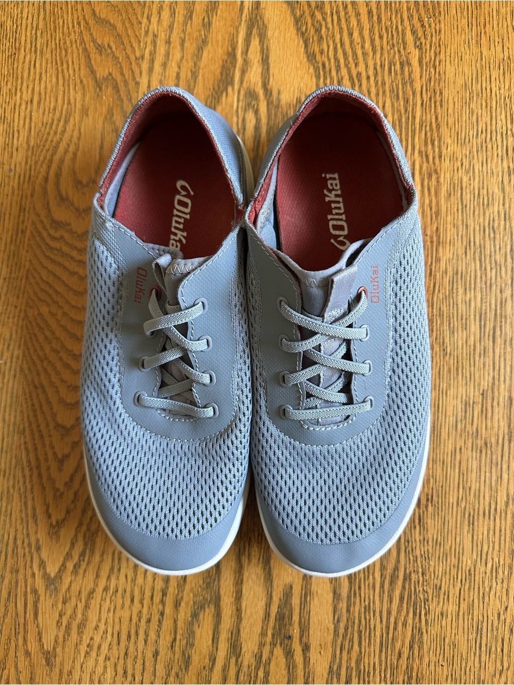 OluKai Moku Pae Men's Light Gray Mesh Lace-Up Sneakers with Red Insole